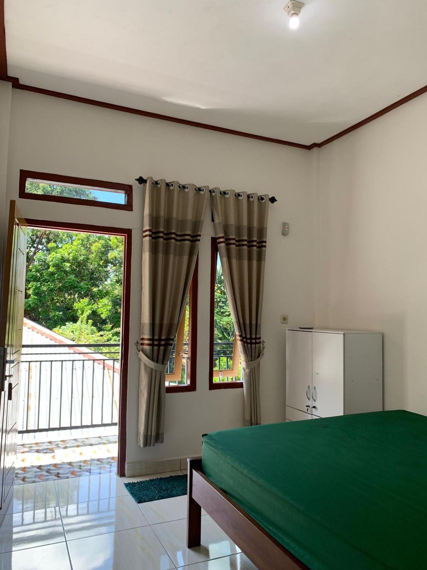 Bertus Guesthouse Labuan Bajo Exterior foto